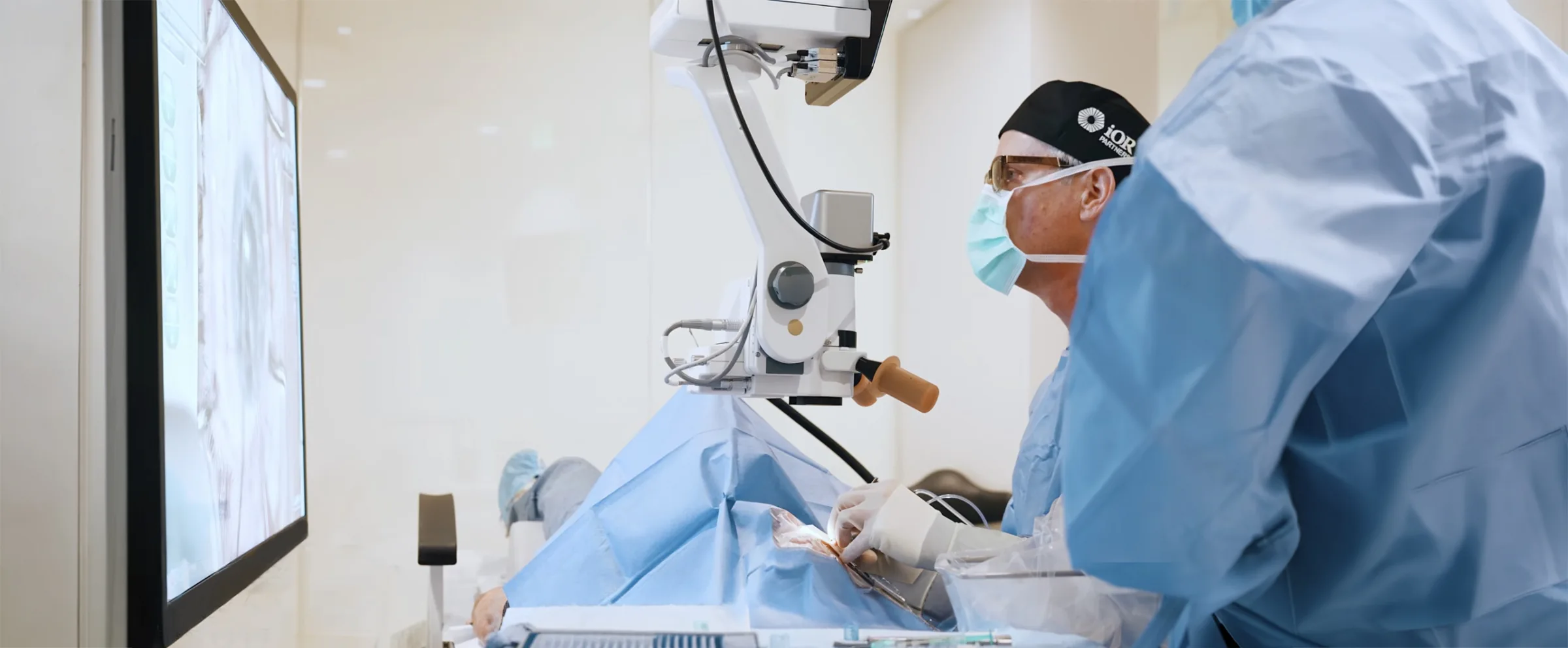 Dr. Rudd during EVO ICL surgery